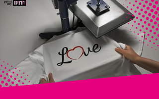 Utilisation d'une presse à chaud pour personnaliser un t-shirt avec le mot "love"