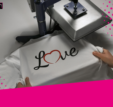Utilisation d'une presse à chaud pour personnaliser un t-shirt avec le mot "love"